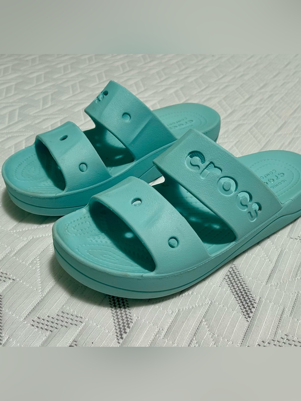 CROCS Women’s Size 8 Slide Sandals in Aqua Teal